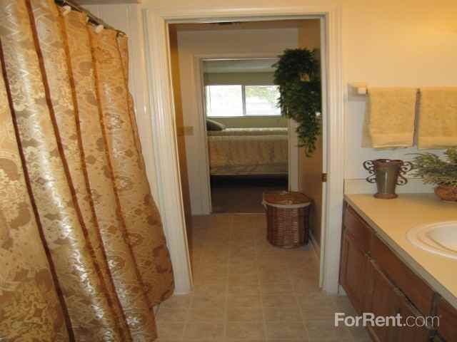 Bluff House Townhome Apts - Photo 2 of 37