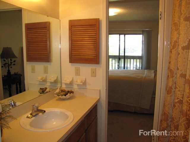 Bluff House Townhome Apts - Photo 3 of 37