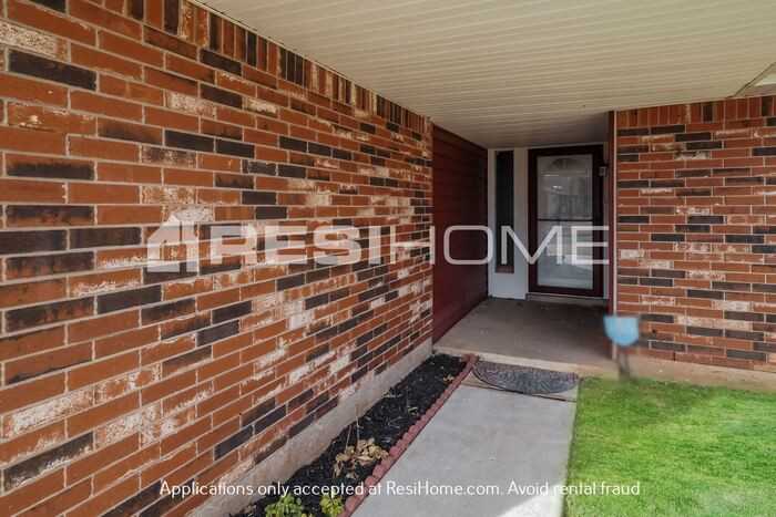4517 Se 49th St - Photo 3 of 23
