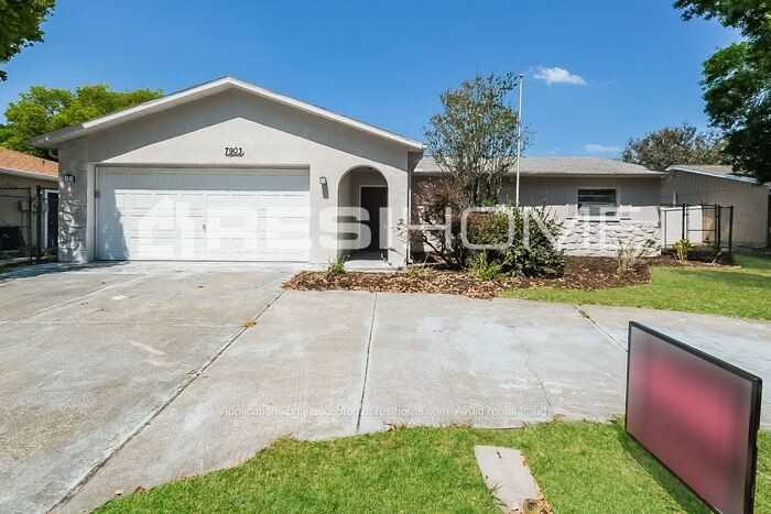 7903 Royal Stewart Dr - Photo 3 of 20