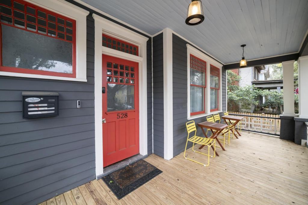 528 E 37th St - Photo 2 of 31