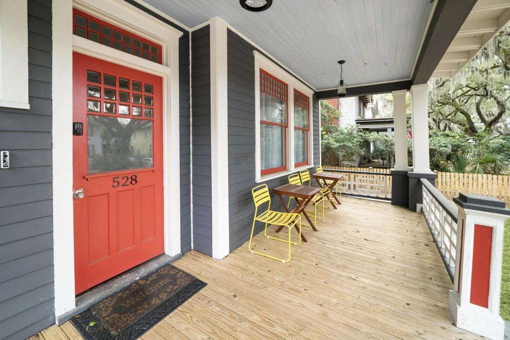 528 E 37th St - Photo 3 of 31
