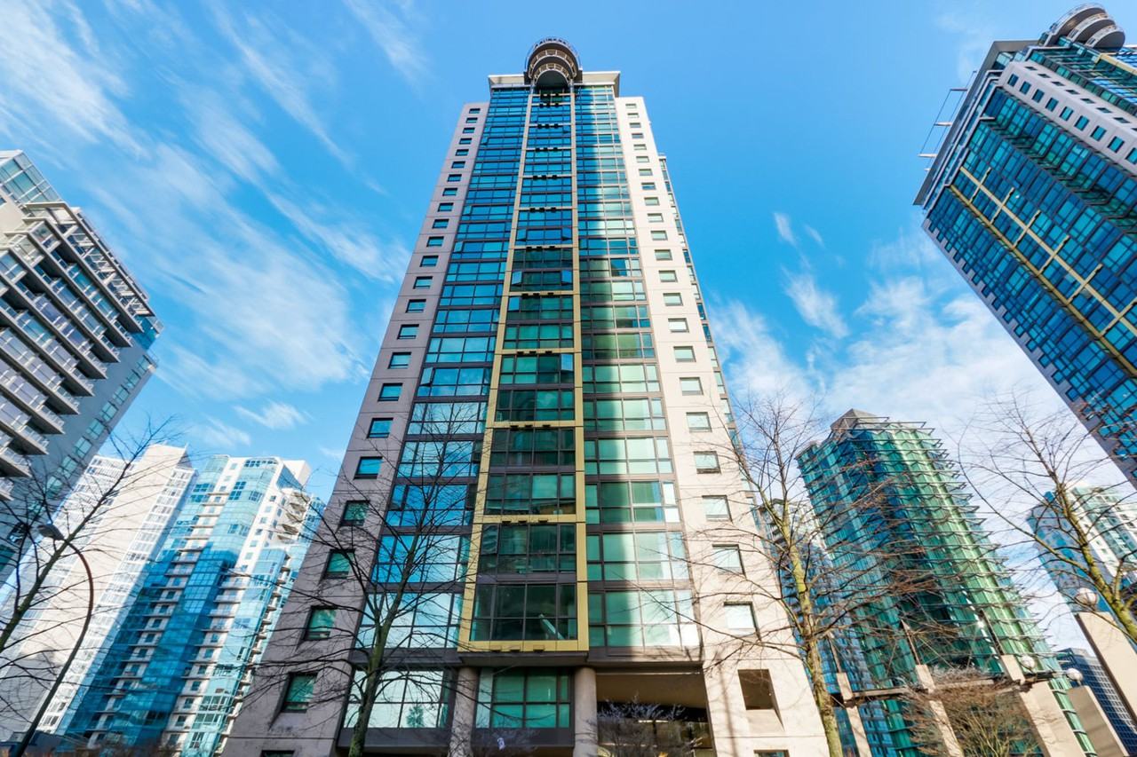 ID206 1BR + DEN THE LIONS (COAL HARBOUR) 1331 Alberni St