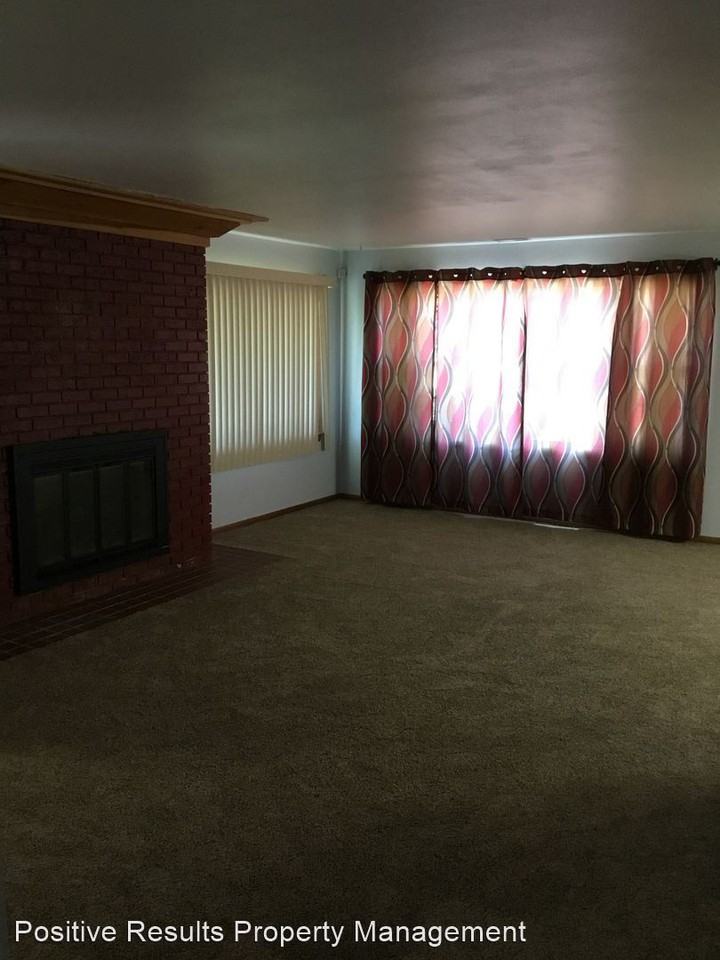 2040 Hillside Dr - Photo 3 of 19