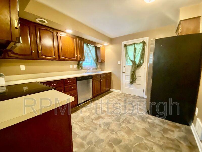 2042 Kearns Ave - Photo 2 of 11