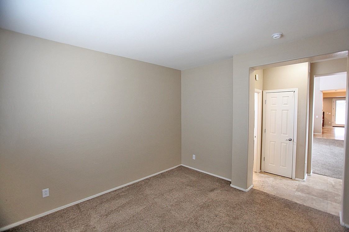 15145 W Elm Cir - Photo 2 of 32