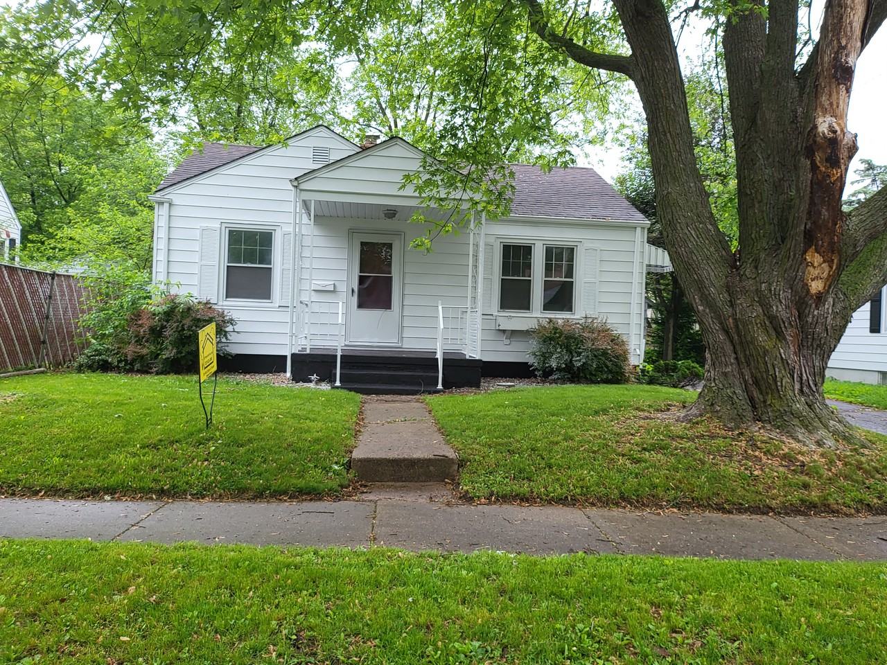 940 N Park Pl - Photo 2 of 7