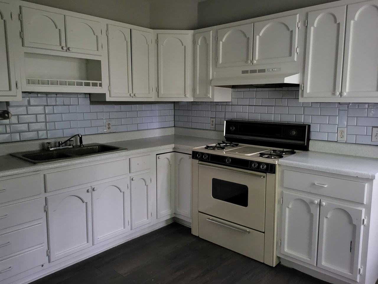 940 N Park Pl - Photo 3 of 7