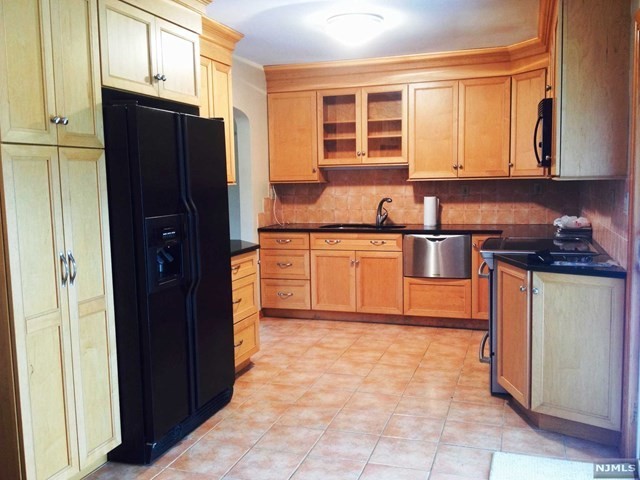 254 Wyckoff Ave - Photo 2 of 8