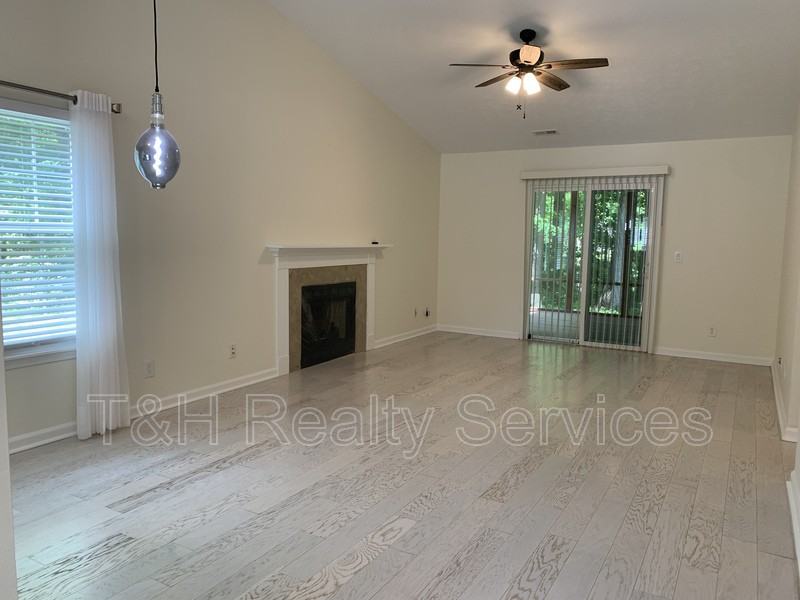 560 Grand Woods Dr - Photo 3 of 21