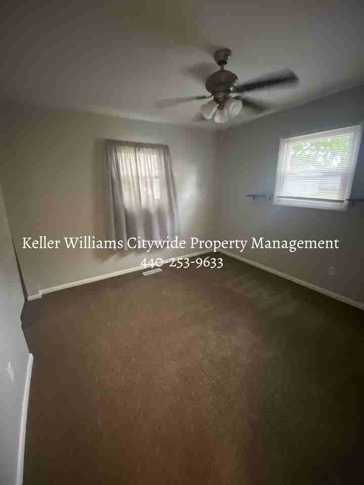 241 Windsor Dr - Photo 3 of 5