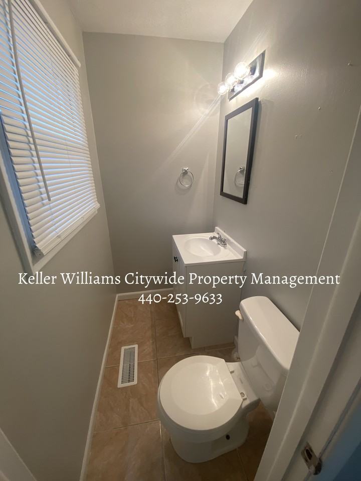 241 Windsor Dr - Photo 4 of 5