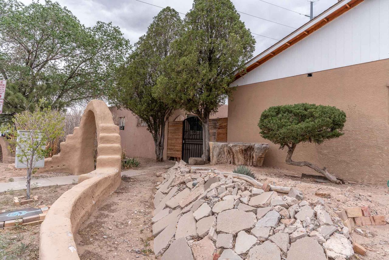 2105 Saint Cyr Ave SE - Photo 2 of 29