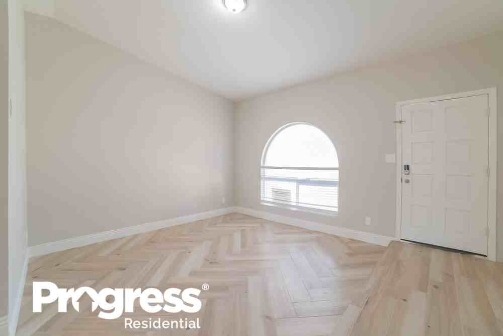 631 W Lindner Ave - Photo 2 of 21