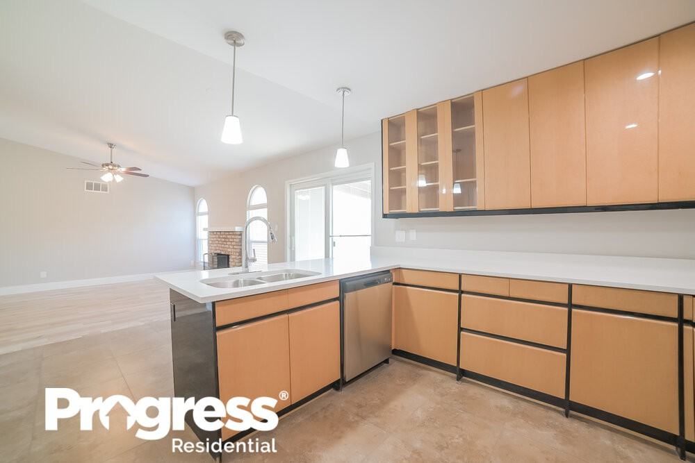 631 W Lindner Ave - Photo 3 of 21