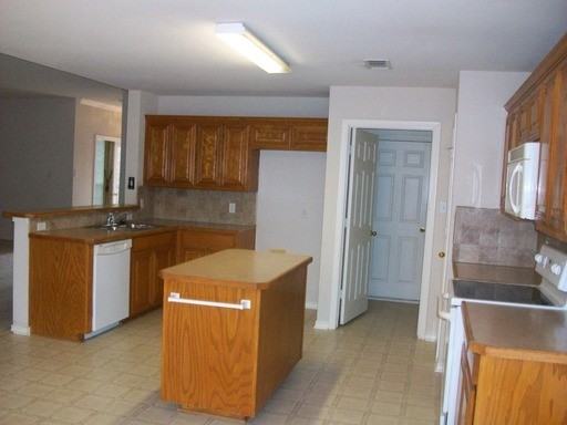 500 Lakeview Ct E - Photo 3 of 5