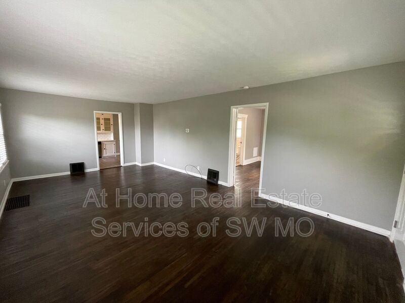 1215 E Bennett St - Photo 3 of 13