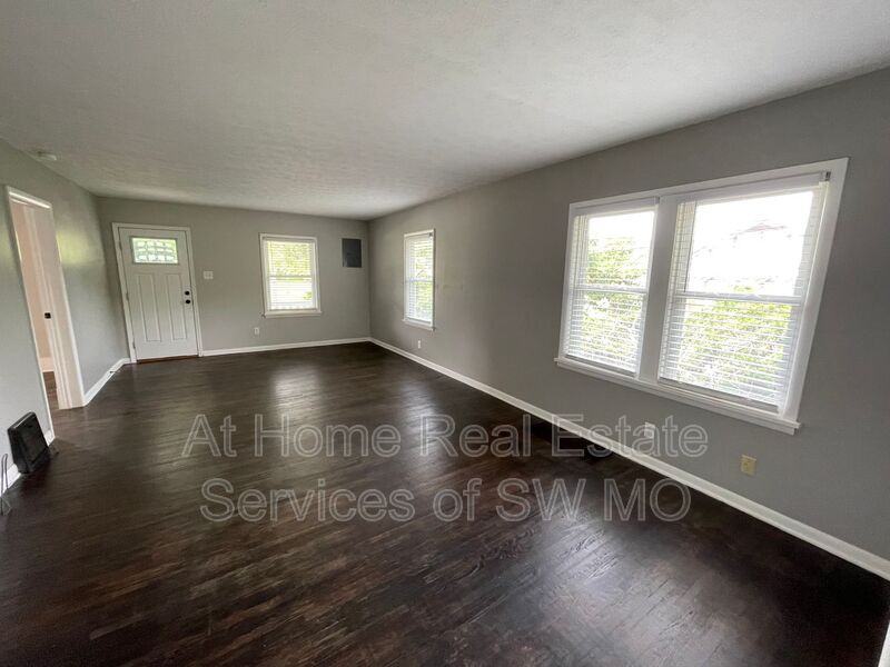 1215 E Bennett St - Photo 4 of 13
