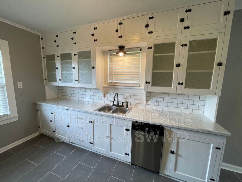 1215 E Bennett St - Photo 6 of 13