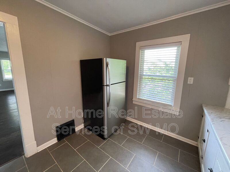 1215 E Bennett St - Photo 7 of 13