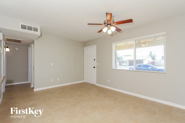 14 W Kerry Ln - Photo 3 of 15