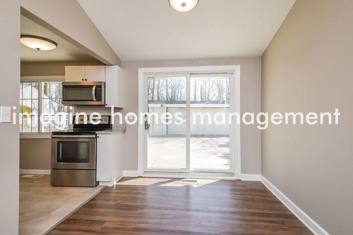 9247 Cranbrook Dr - Photo 3 of 12