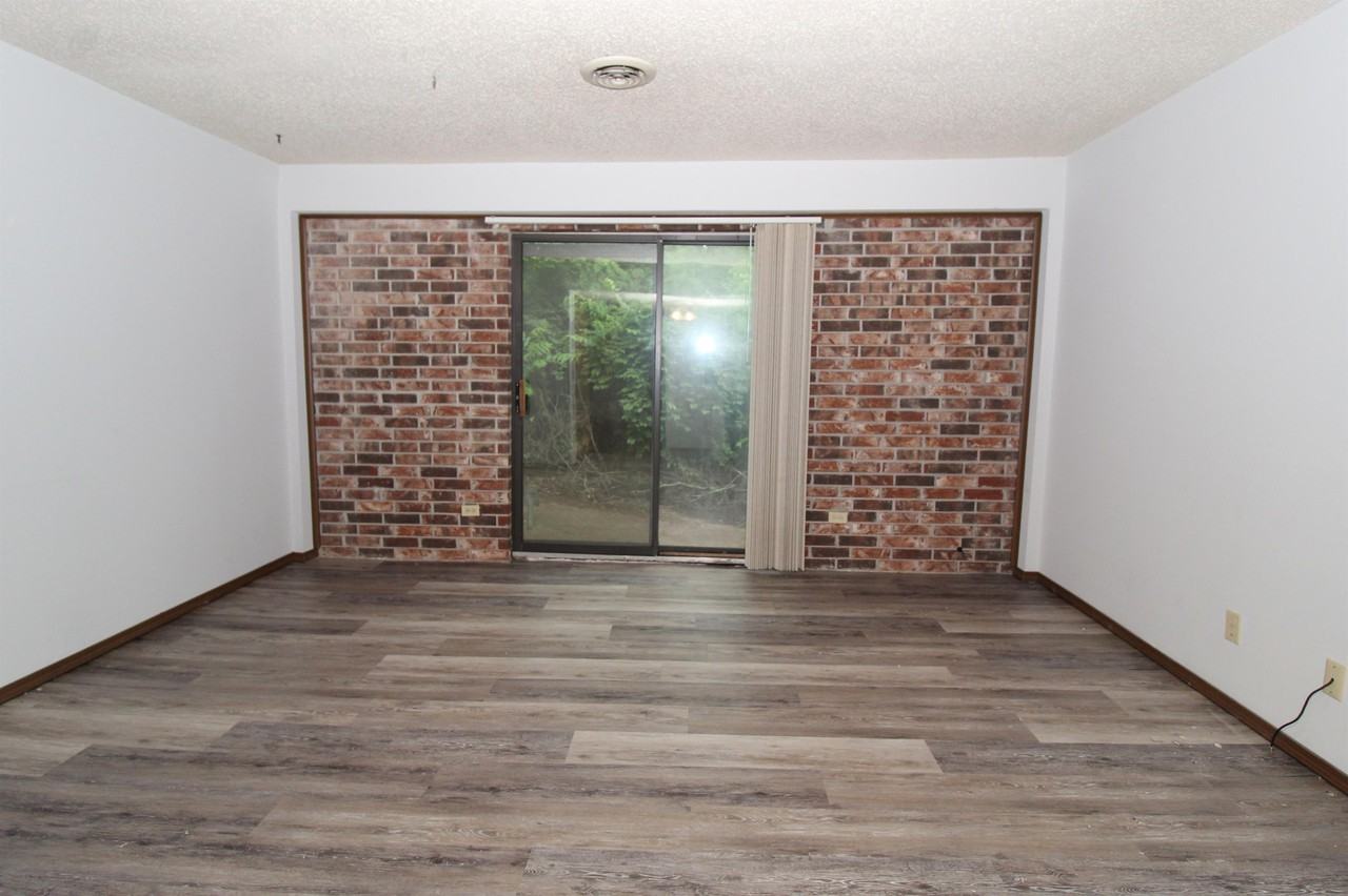 362 W Rock St #362 - Photo 3 of 18