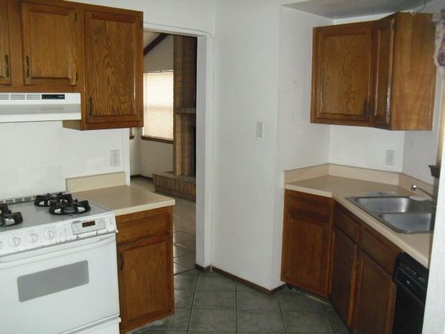 11810 Priscilla Cir - Photo 3 of 16
