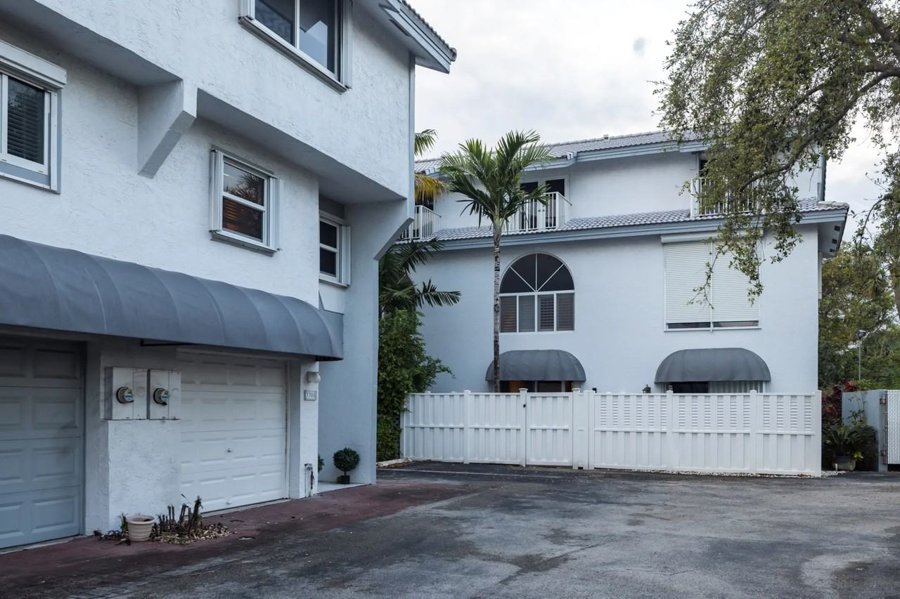 3302 Se 2nd St - Photo 2 of 46