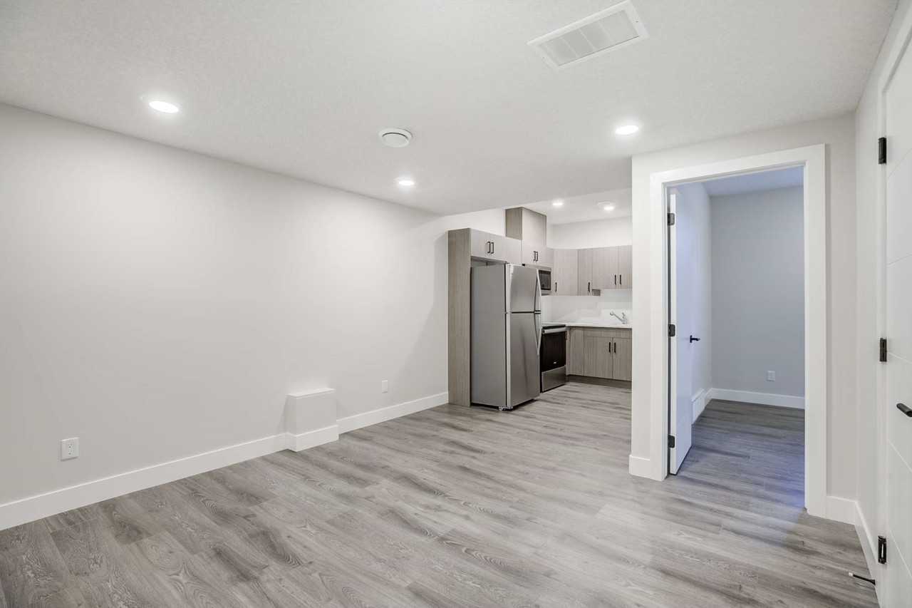 239 Larch Cres - Photo 2 of 12
