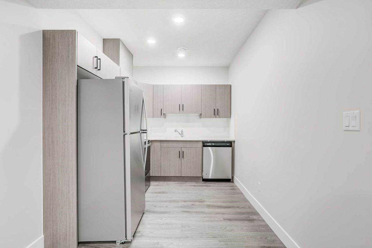 239 Larch Cres - Photo 3 of 12