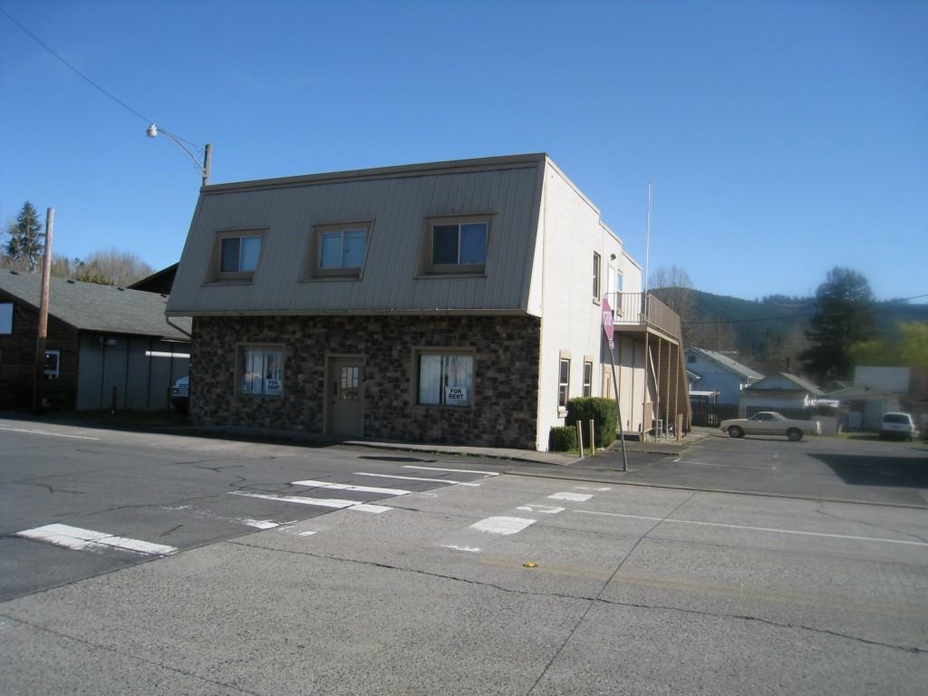 204 Huntington Ave N - Photo 3 of 4