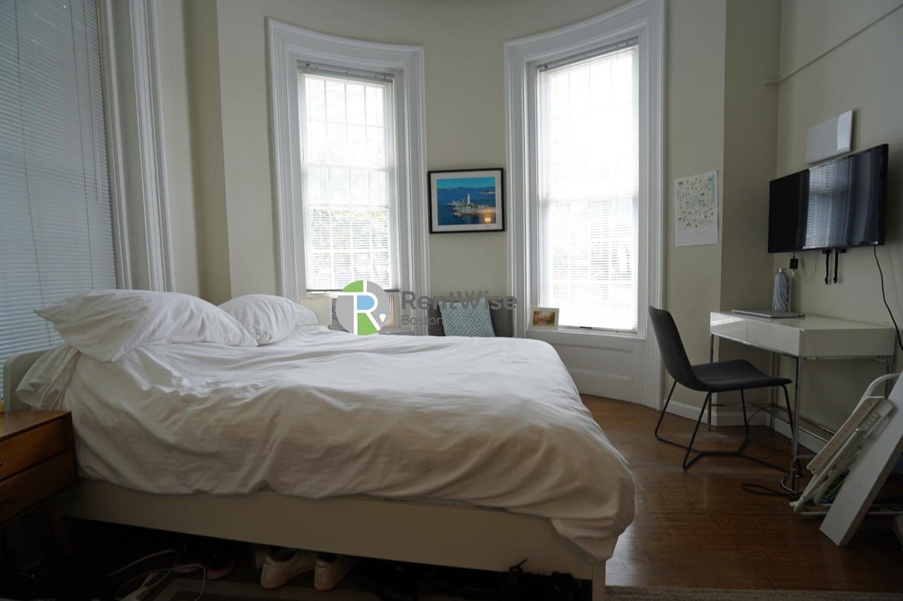 538 E Broadway #3 - Photo 2 of 26