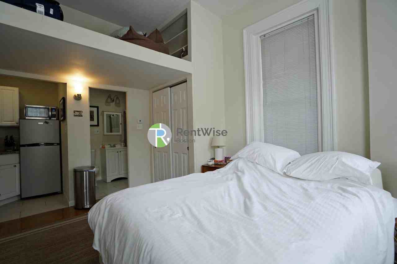 538 E Broadway #3 - Photo 3 of 26