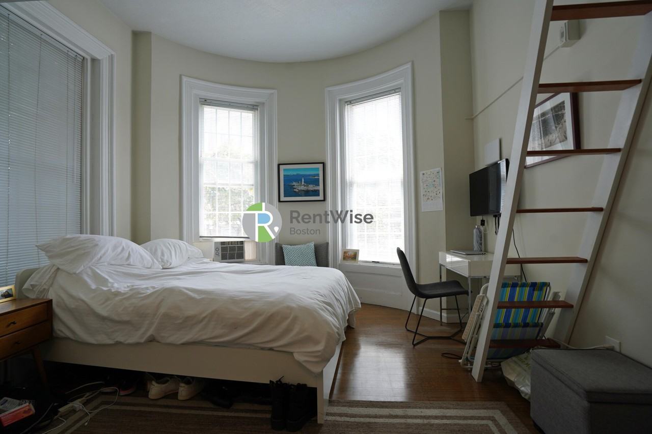 538 E Broadway #3 - Photo 4 of 26