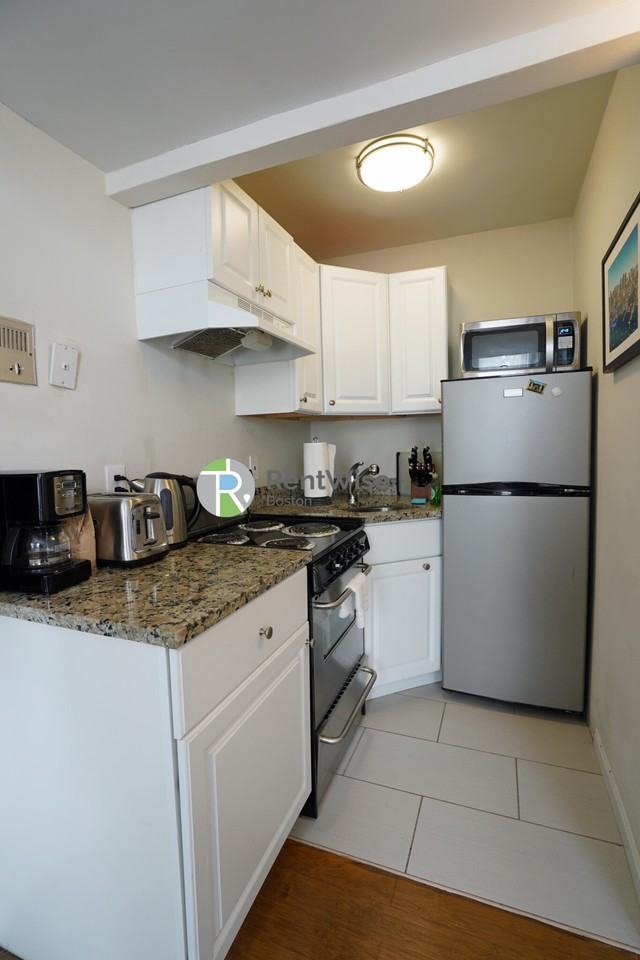 538 E Broadway #3 - Photo 6 of 26