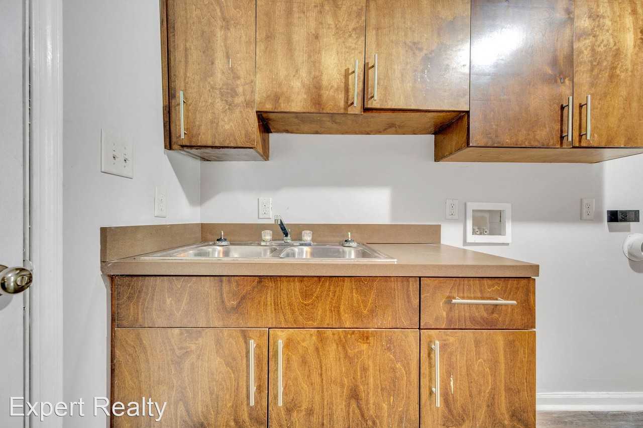 32ND PLACE APARTMENTS - Photo 3 of 18