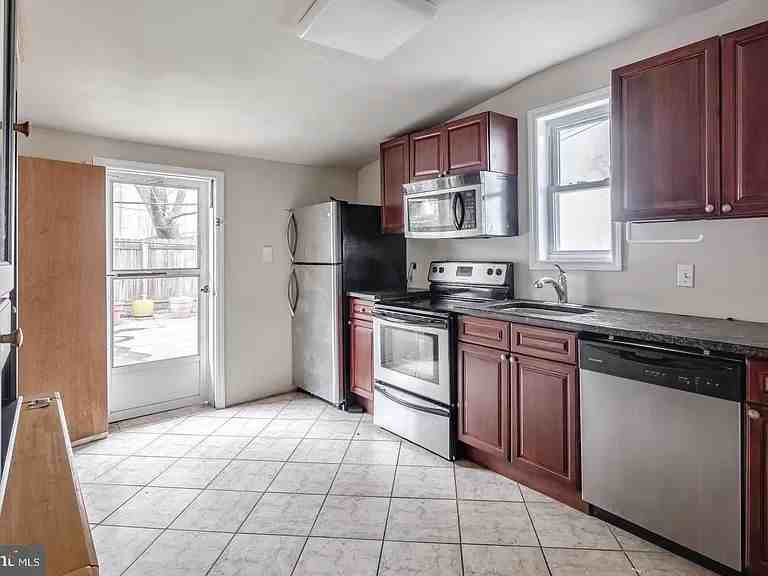 1923 Carpenter St - Photo 2 of 6