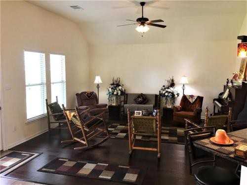 300 Mansfield Dr - Photo 3 of 5