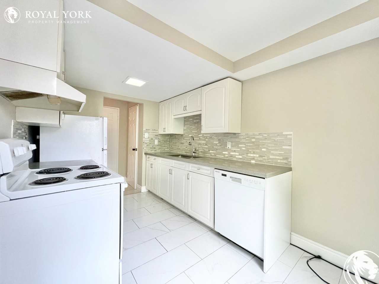 43 Taunton Rd E #43 - Photo 3 of 33