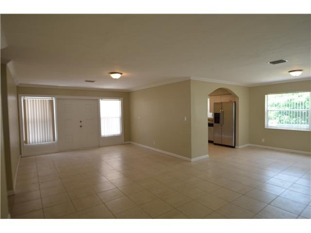 2731 SW 19th St - Photo 3 of 9