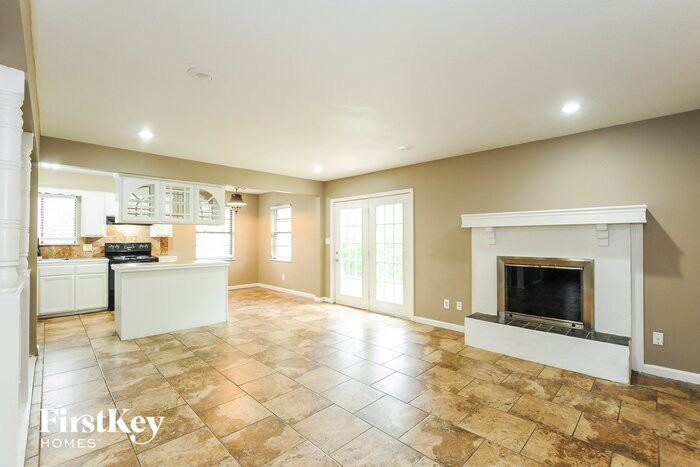 716 Nw Cambridge Ct - Photo 3 of 15