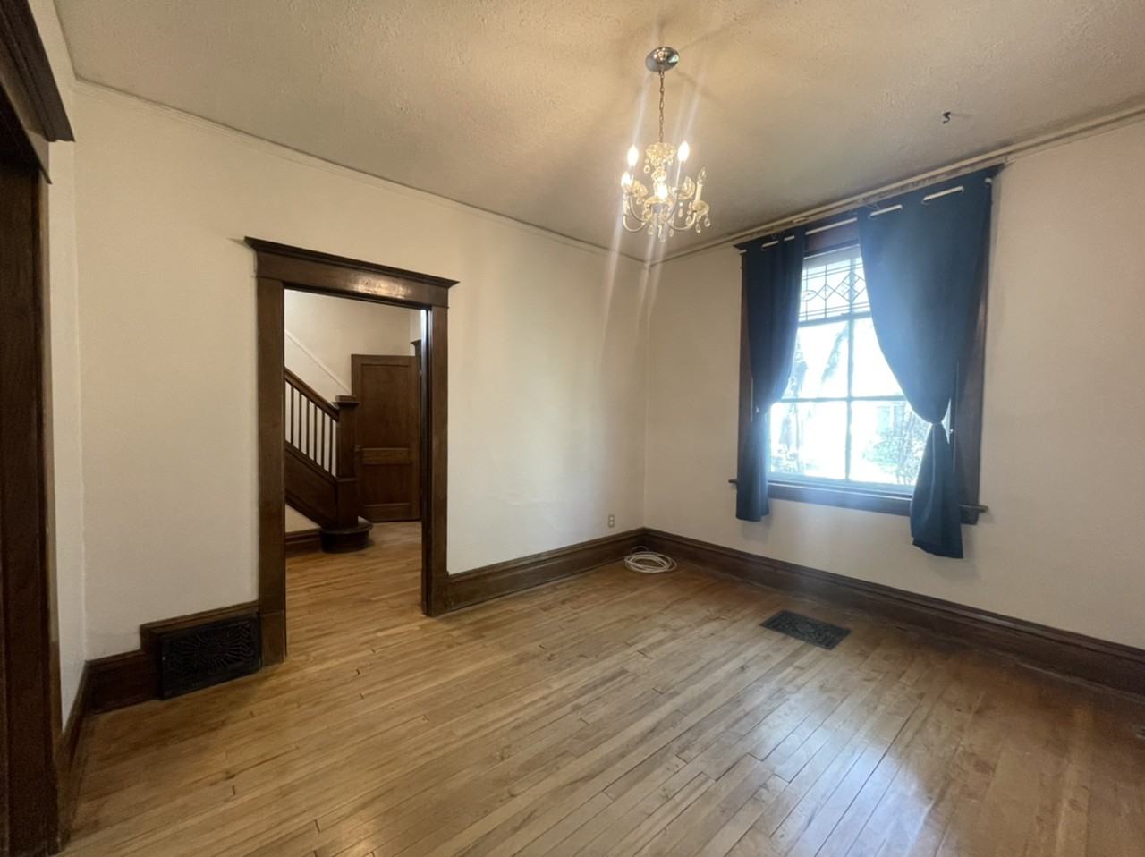 708 Banning St, Winnipeg, MB R3G 2G2 3 Bedroom Apartment for 1,900