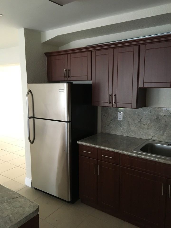 681 Southwest 29th Terrace - Photo 4 of 36