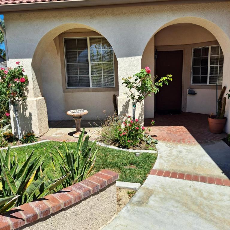 43009 Manchester Ct - Photo 2 of 10