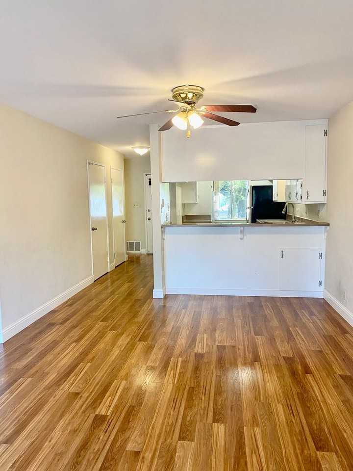 716 Sycamore Ln - Photo 3 of 16