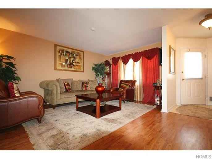 8 Trafalgar Ct - Photo 3 of 15