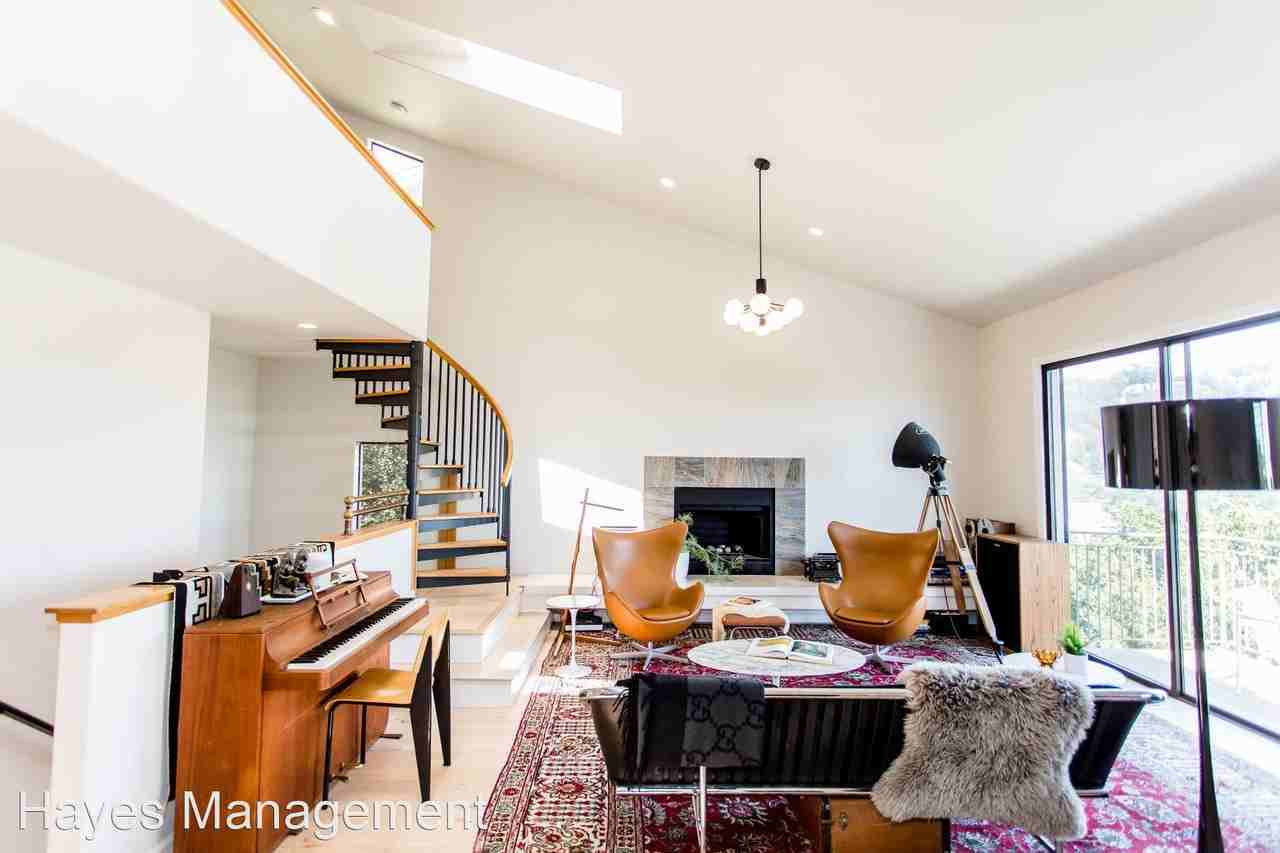 6668 Charing Cross Rd - Photo 3 of 16