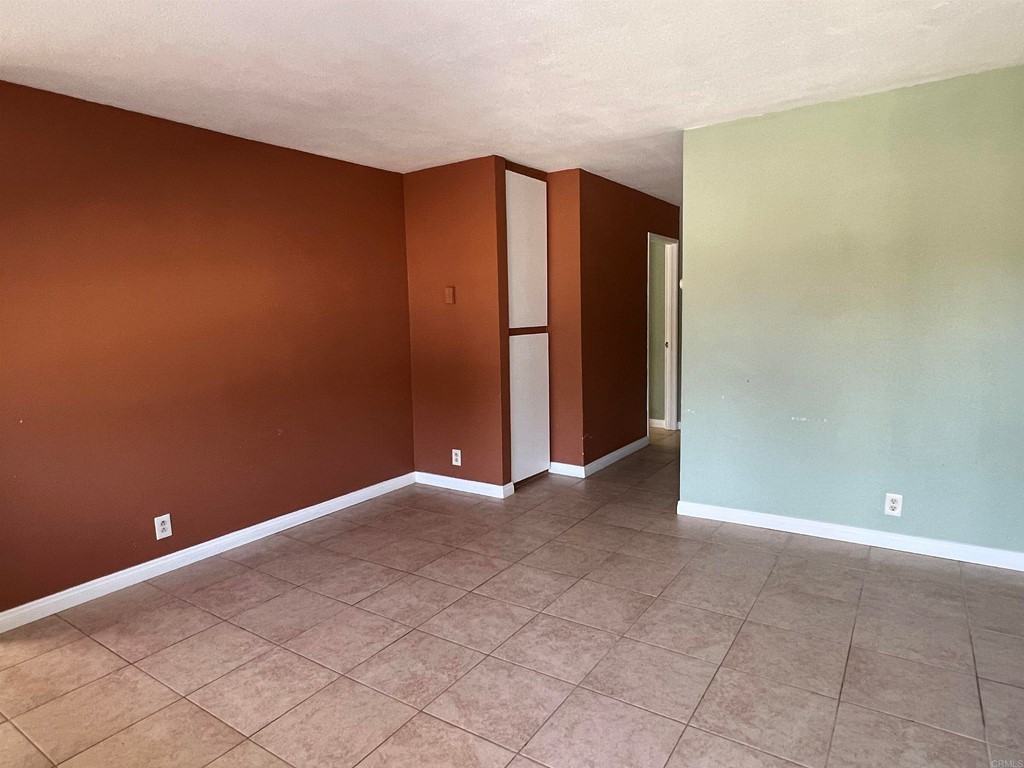 1402 E 14th St #1 - Photo 5 of 19