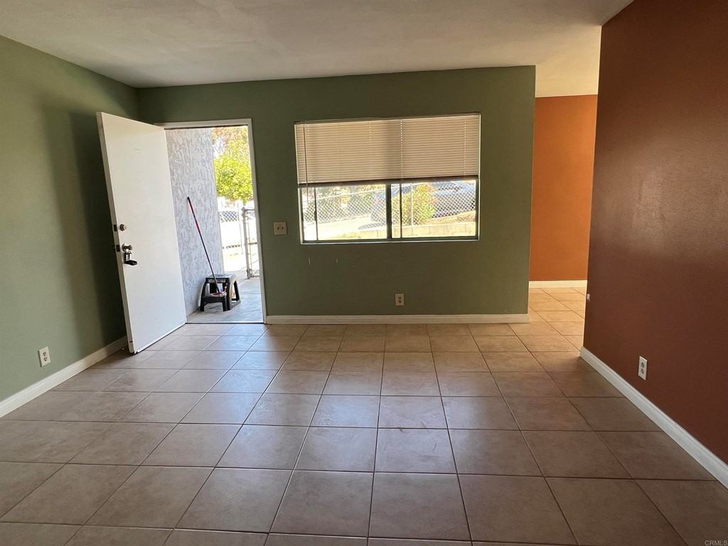 1402 E 14th St #1 - Photo 6 of 19